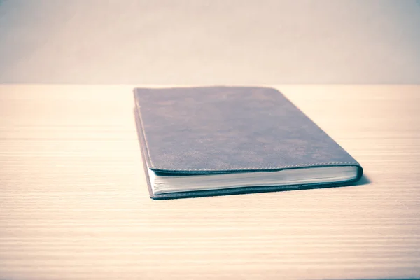Braunes Buch auf dem Tisch — Stockfoto