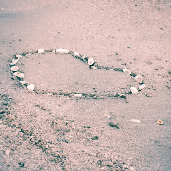 Coração na areia na praia — Fotografia de Stock