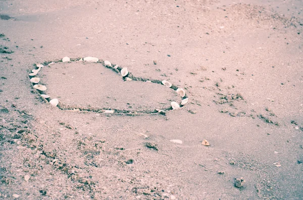 Srdce na písku na pláži — Stock fotografie