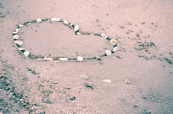 Cuore sulla sabbia in spiaggia — Foto Stock