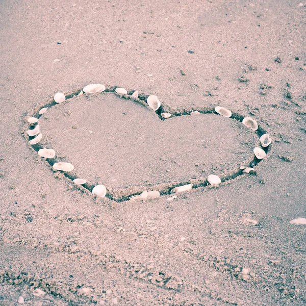 Herz auf Sand am Strand — Stockfoto