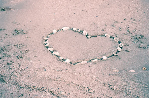 Coeur sur sable à la plage — Photo