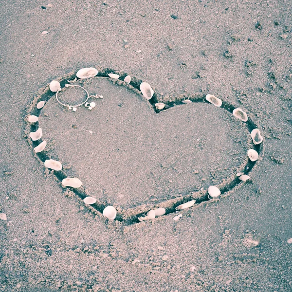 Corazón sobre arena en la playa —  Fotos de Stock