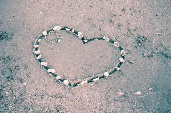 Hart op zand op het strand — Stockfoto