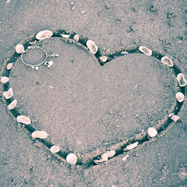 Herz auf Sand am Strand — Stockfoto