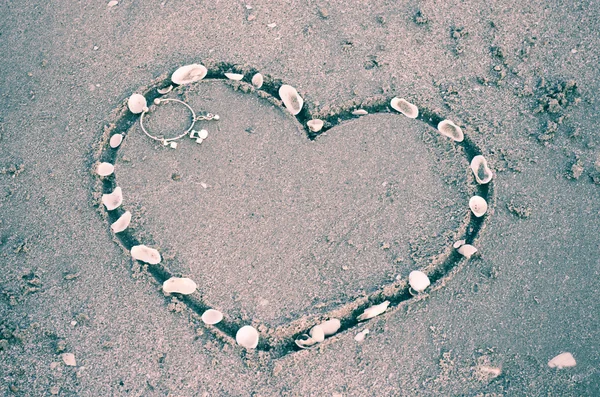 Serce na piasku na plaży — Zdjęcie stockowe