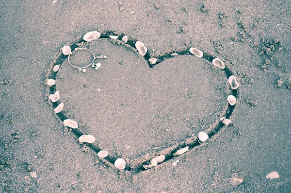 Corazón sobre arena en la playa —  Fotos de Stock