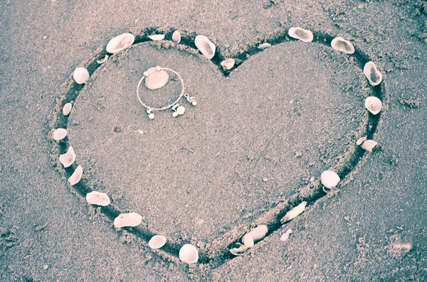 Hart op zand op het strand — Stockfoto