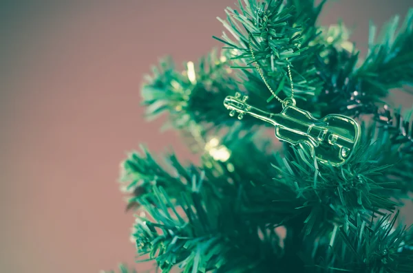 Violín en árbol de Navidad — Foto de Stock