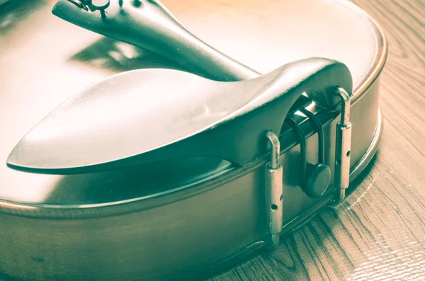 Violino sobre fundo de madeira — Fotografia de Stock