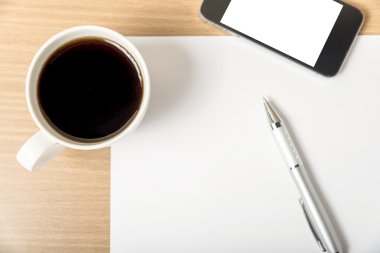 Kahve fincanı ve smartphone