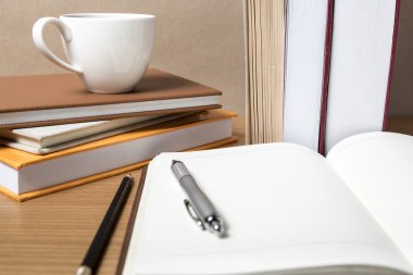 Açık defter ile kahve fincanı