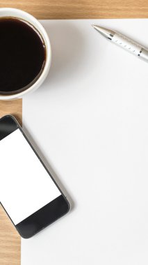 Kağıt kahve fincanı ve smartphone ile