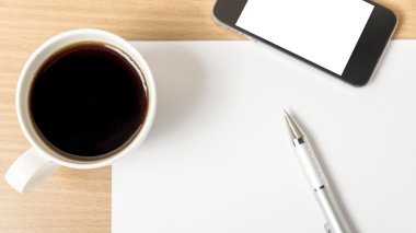 Kağıt kahve fincanı ve smartphone ile