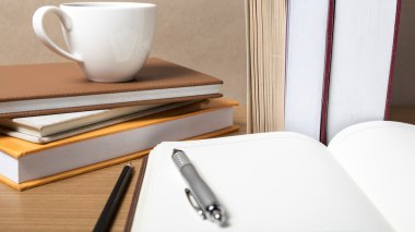 Açık defter ile kahve fincanı