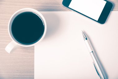 Kağıt smartphone ve kahve Kupası