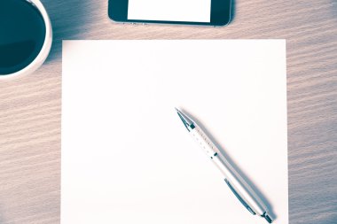 Kağıt smartphone ve kahve Kupası