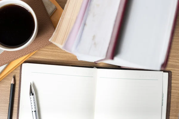 Öppna anteckningsboken med kaffekopp — Stockfoto