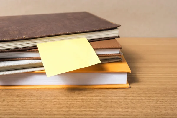 Stapel boeken met sticky note — Stockfoto