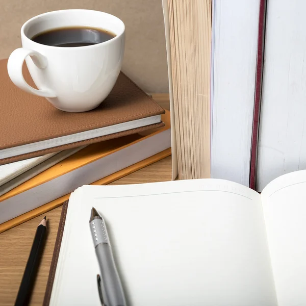 Öppna anteckningsboken med kaffekopp — Stockfoto