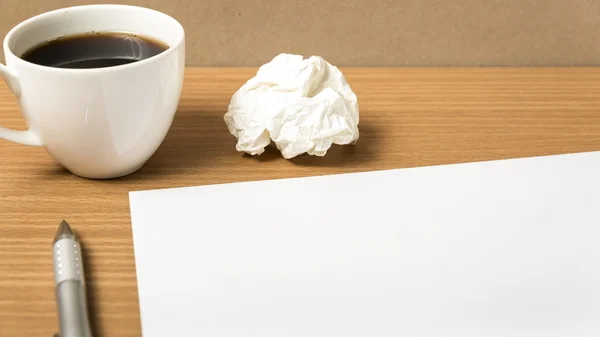 Crumpled paper and coffee cup — Stock Photo, Image