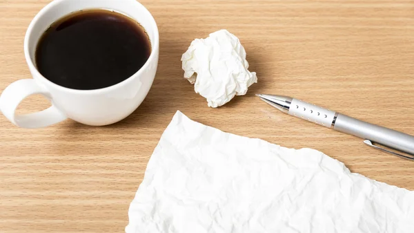 กระดาษสับและถ้วยกาแฟ — ภาพถ่ายสต็อก