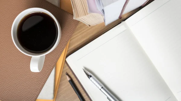 Carnet ouvert avec tasse à café — Photo