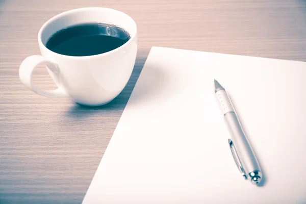 Csésze kávé a fehér könyv — Stock Fotó