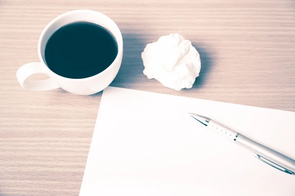 Carta stropicciata e tazza di caffè — Foto Stock