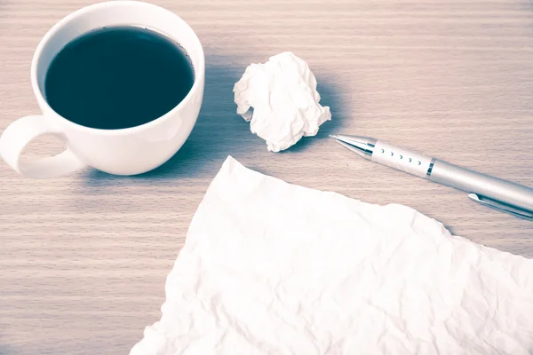 Crumpled paper and coffee cup — Stock Photo, Image