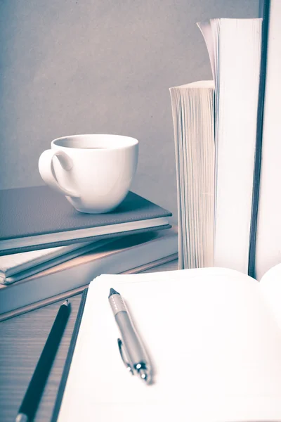 Notebook aperto con tazza di caffè — Foto Stock