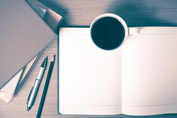 Öppna anteckningsboken med kaffekopp — Stockfoto