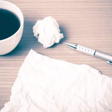 Kahve fincanı ve ufalanmış kağıt