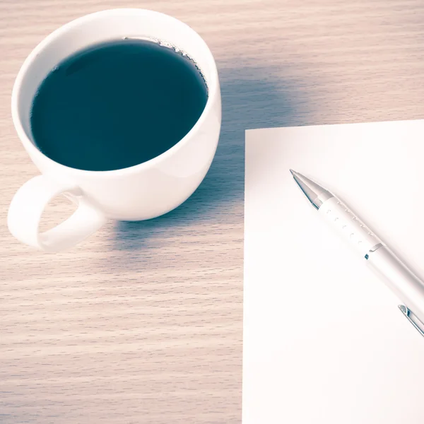 Papier en pen en koffie beker — Stockfoto