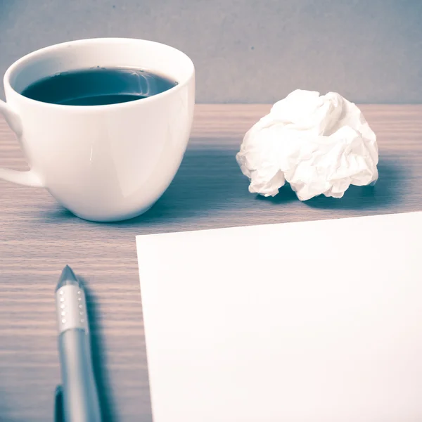 Koffiekopje en crumbled papier — Stockfoto