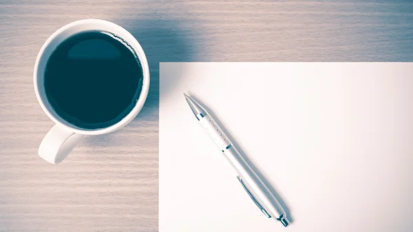 Tazza di caffè con carta e penna — Foto Stock