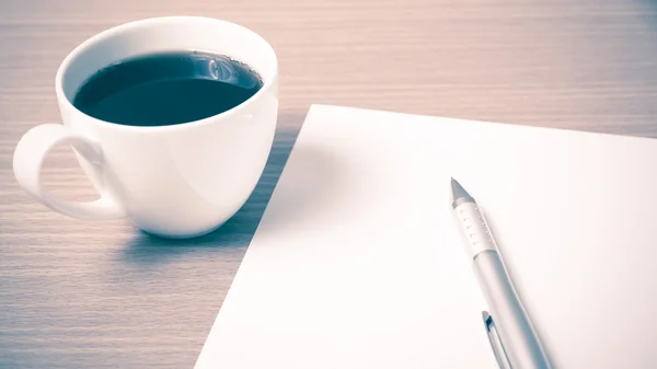 Tazza di caffè con carta e penna — Foto Stock