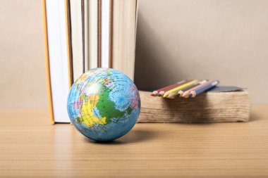 renk kalem kitap ve dünya topla