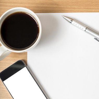 Kağıt ve kalem kahve fincanı ve akıllı telefon