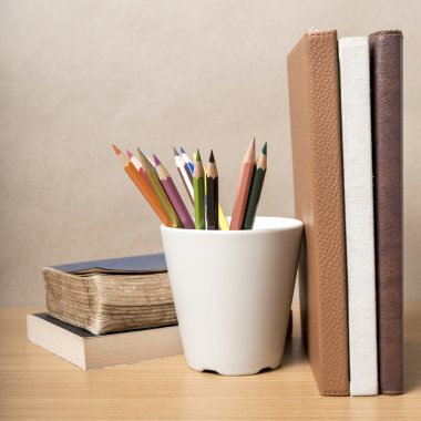kitap ve renk kalem