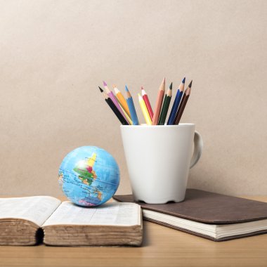 renk kalem kitap ve dünya topla