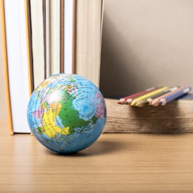 renk kalem kitap ve dünya topla