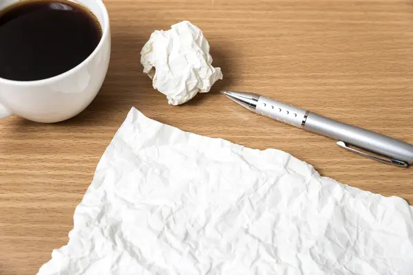 Kağıt ve kalem ve kahve Kupası ile buruşuk — Stok fotoğraf