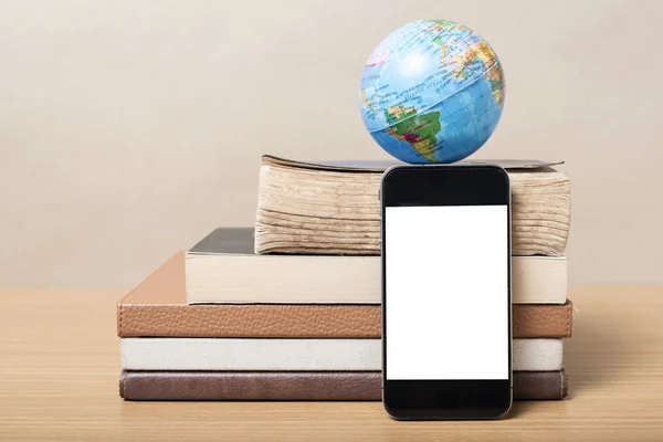 Buch und Erdball mit Smartphone — Stockfoto