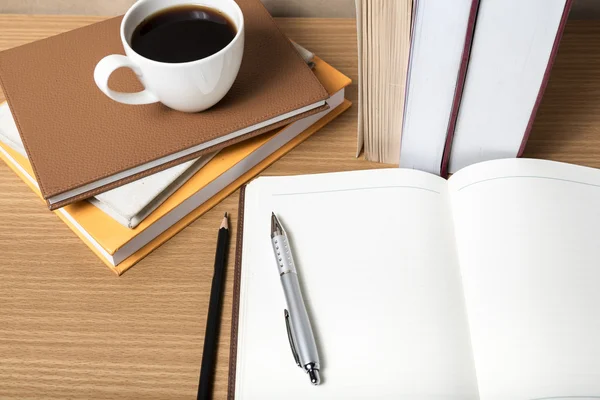 Notitieblok openen met boek en koffie beker — Stockfoto