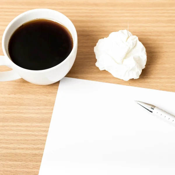 Carta e accartocciato con penna e tazza di caffè — Foto Stock