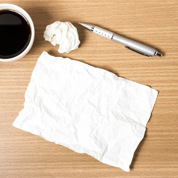 Бумага и скомканная ручкой и кофейной чашкой — стоковое фото