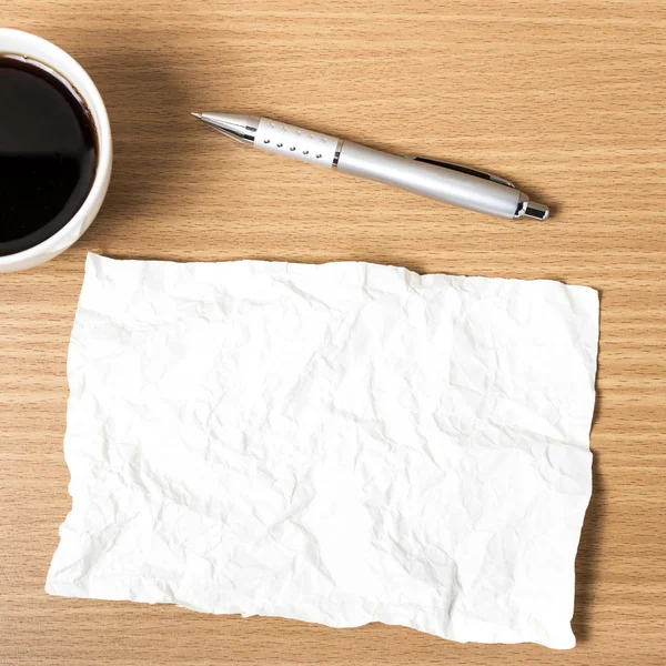 Papel y pluma con taza de café —  Fotos de Stock