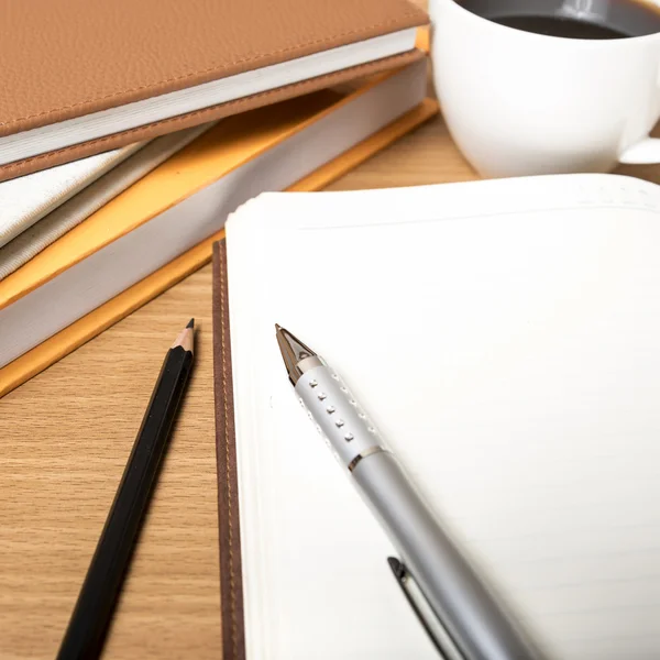 Taccuino aperto con libro e tazza di caffè — Foto Stock