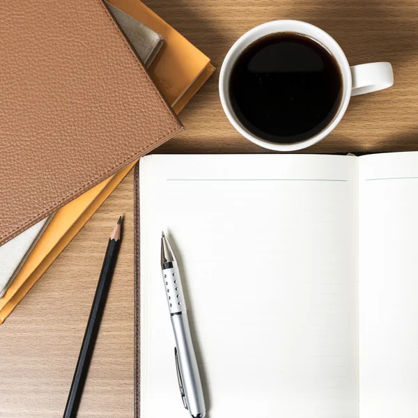 Notitieblok openen met boek en koffie beker — Stockfoto